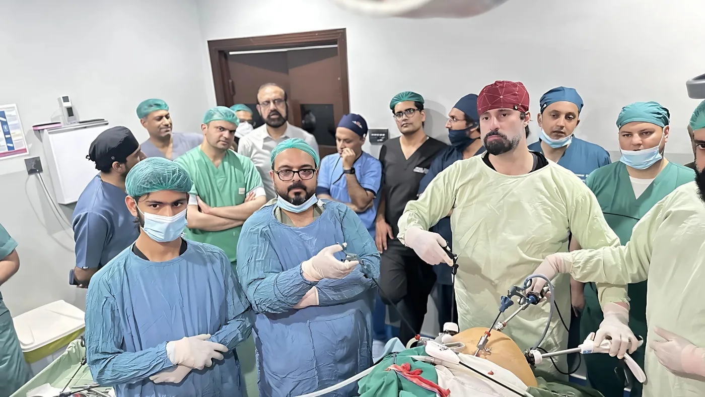 Dr. Shehryar Niazi performing laparoscopic surgery with his surgical team